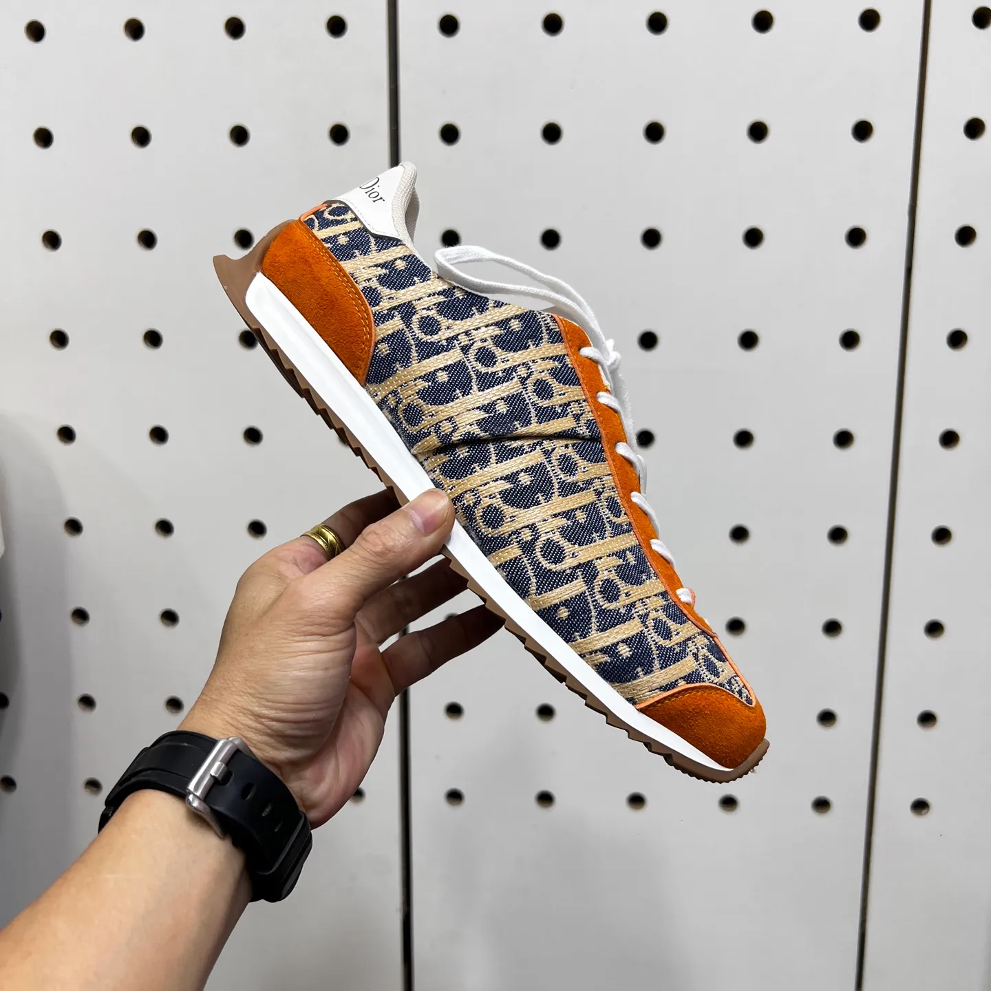 Factory price: 420💰【DIAo•Dior】Original quality.~ Unique modern style sneakers. 🏃A must-have casual shoe for trendy men😍😍 Original brand imported from Italy, imported original leather, sheep lining (refuses to discolor and grind feet) Sole: Original sole provided by the original factory, French lazy style design ⚠️Fit to the feet, original quality, super comfortable original sole. It’s like shooting the real thing 🎬The real thing is better, high-quality sneakers, size: 38-44, custom-made 45